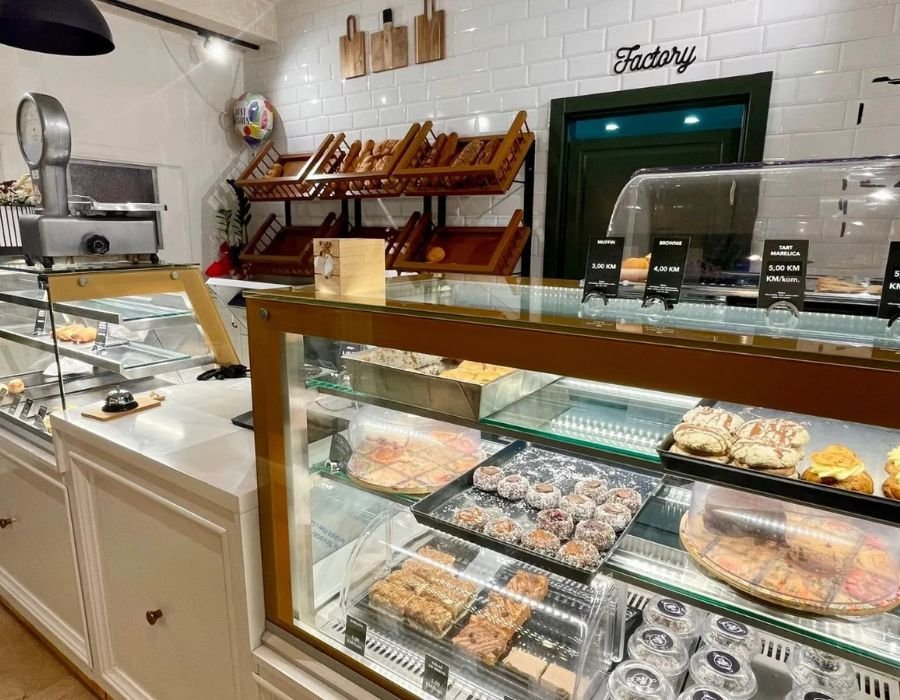 Unutrašnjost pekare No Gluten Factory, pult sa hranom